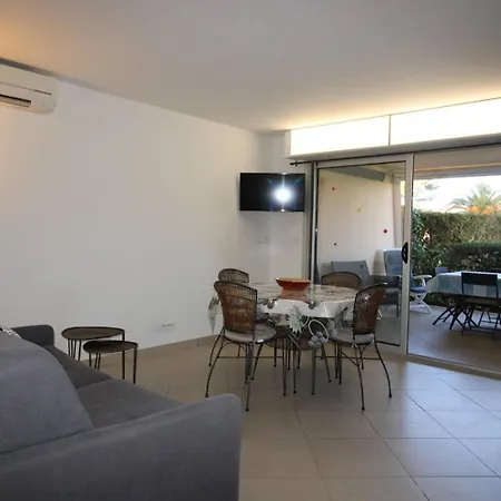 Apartment Edencau Pour 4 Personnes Climatise Proche De La Avec Piscine Commune Au Pradet