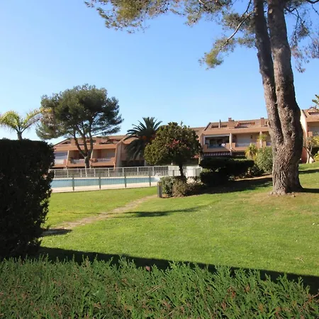 Edencau Pour 4 Personnes Climatise Proche De La Avec Piscine Commune Au Pradet Lejlighed *