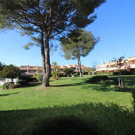 Apartment Edencau Pour 4 Personnes Climatise Proche De La Avec Piscine Commune Au Pradet