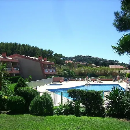 Edencau Pour 4 Personnes Climatise Proche De La Avec Piscine Commune Au Pradet